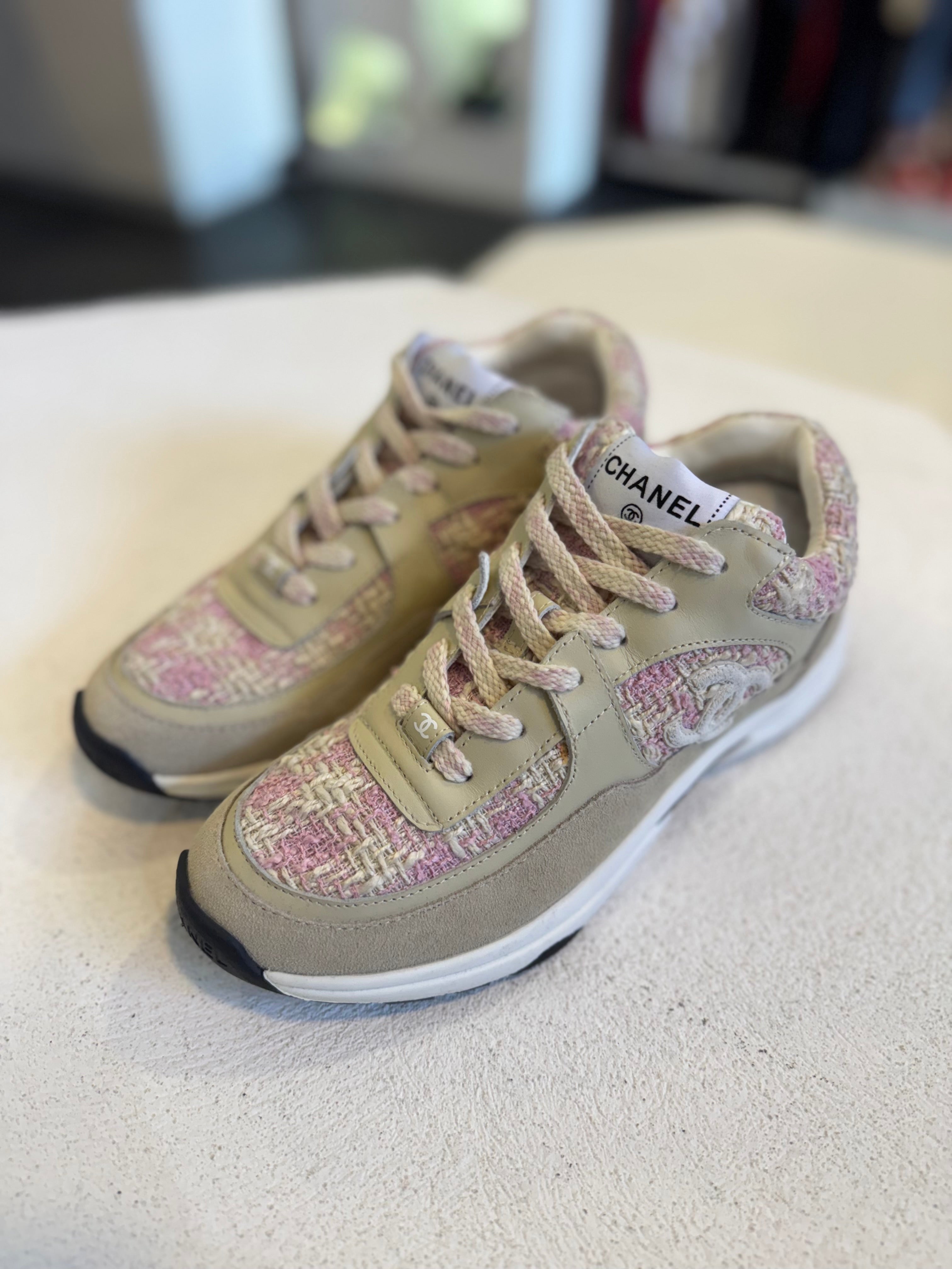 Tenis rosas con camel