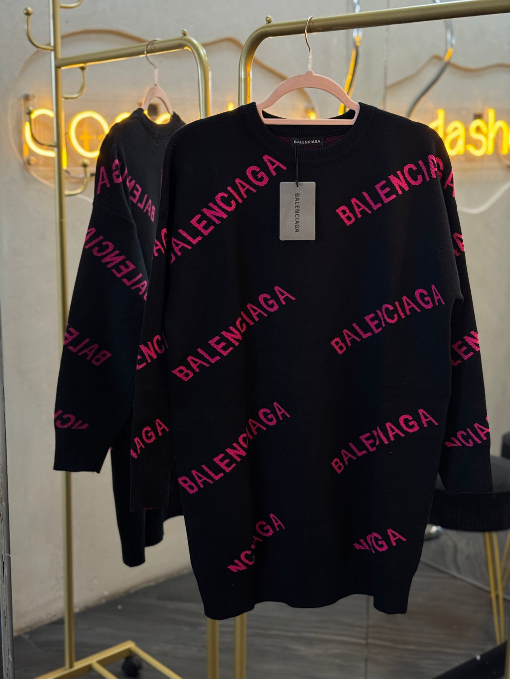 Suéter oversize negro-rosa