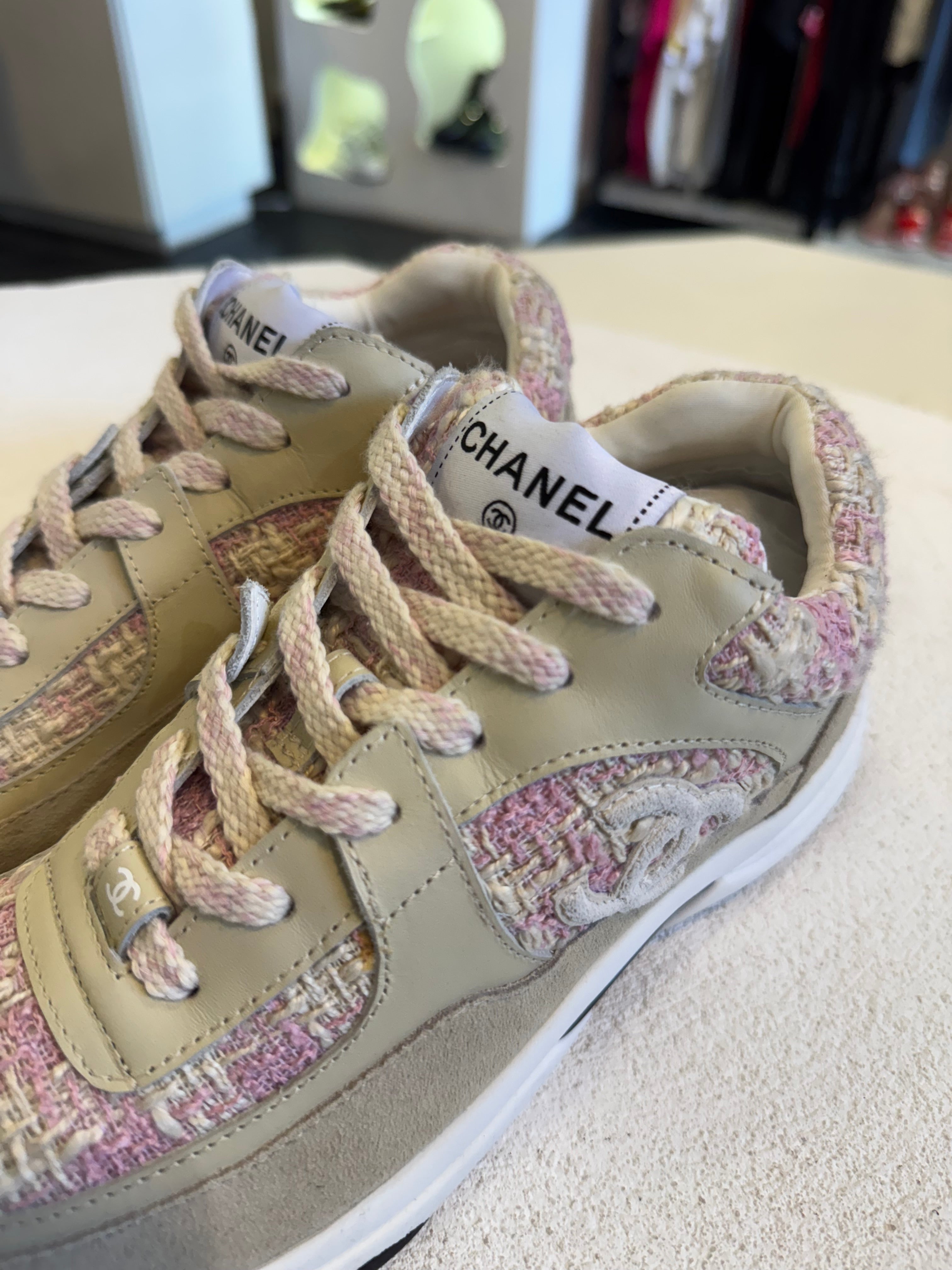 Tenis rosas con camel