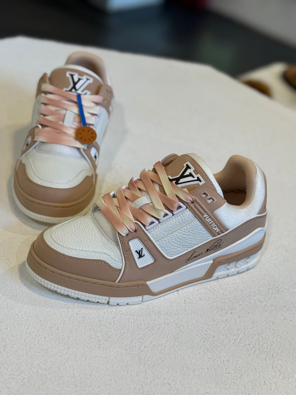 Tenis camel con blanco