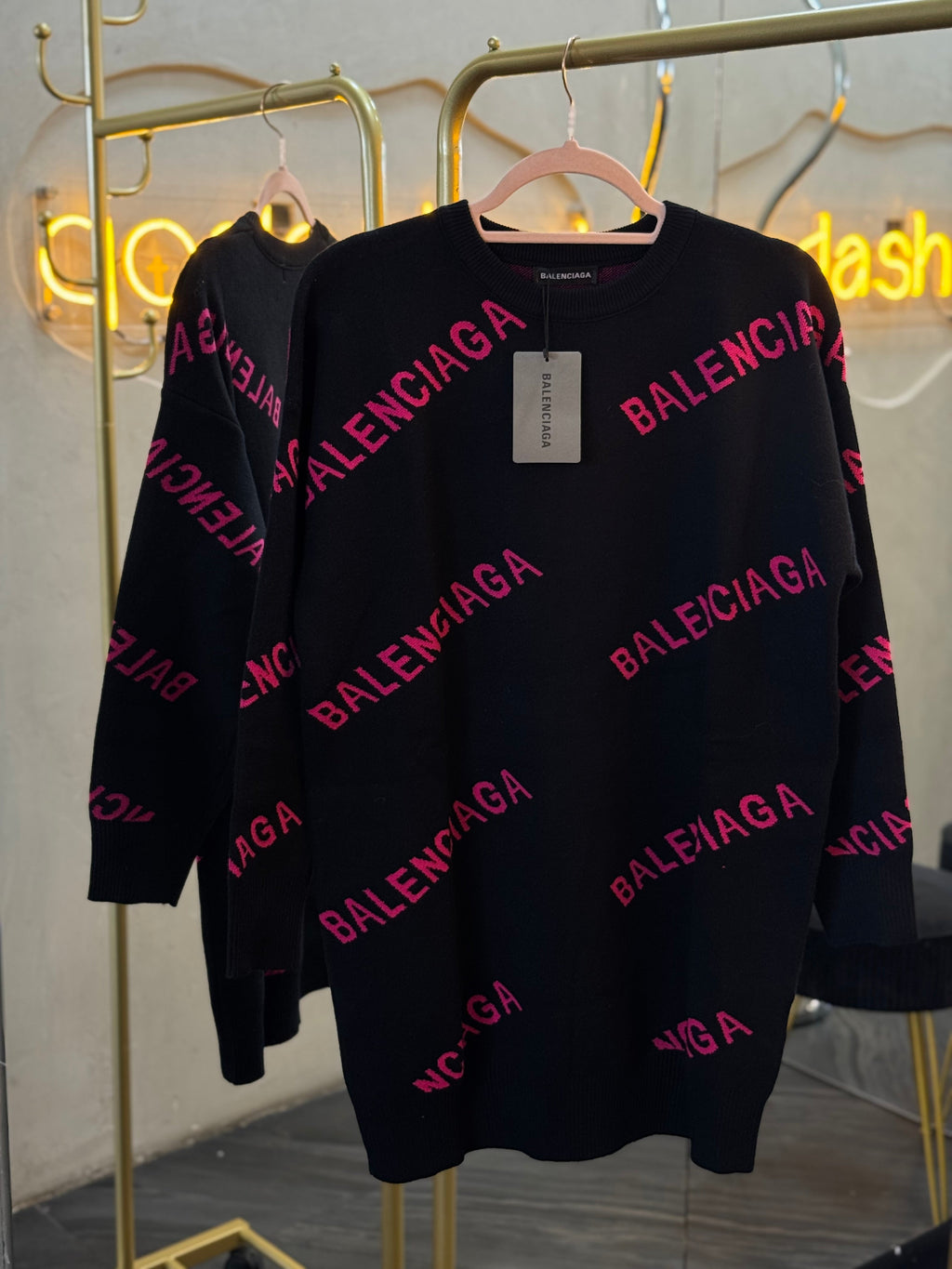 Suéter oversize negro-rosa