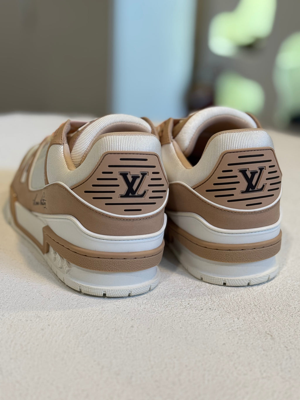 Tenis camel con blanco