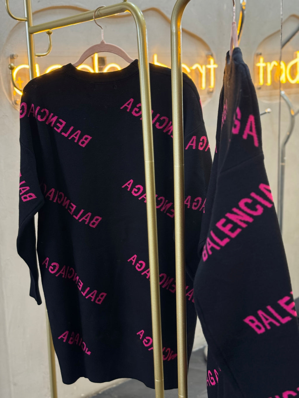 Suéter oversize negro-rosa