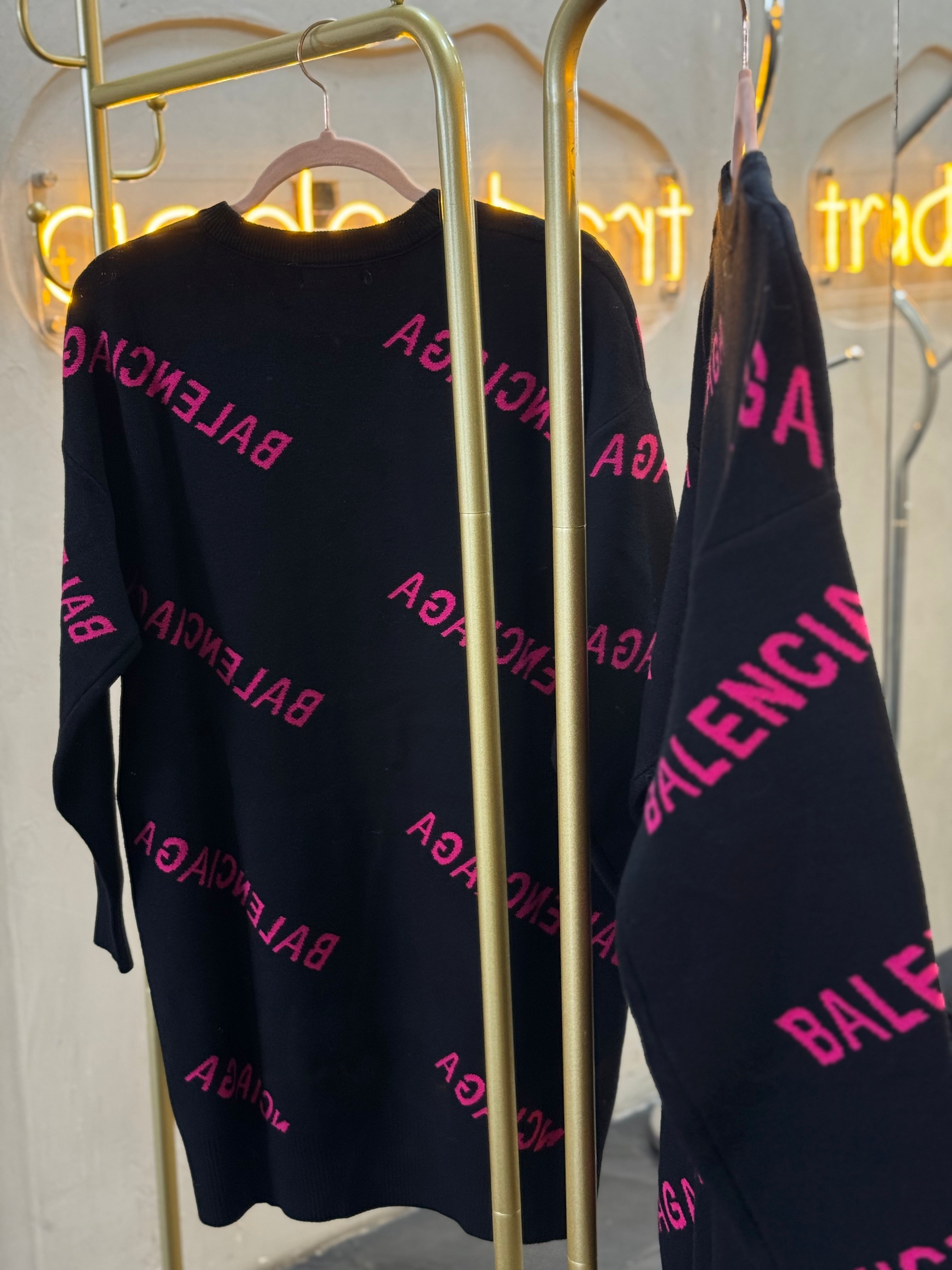 Suéter oversize negro-rosa
