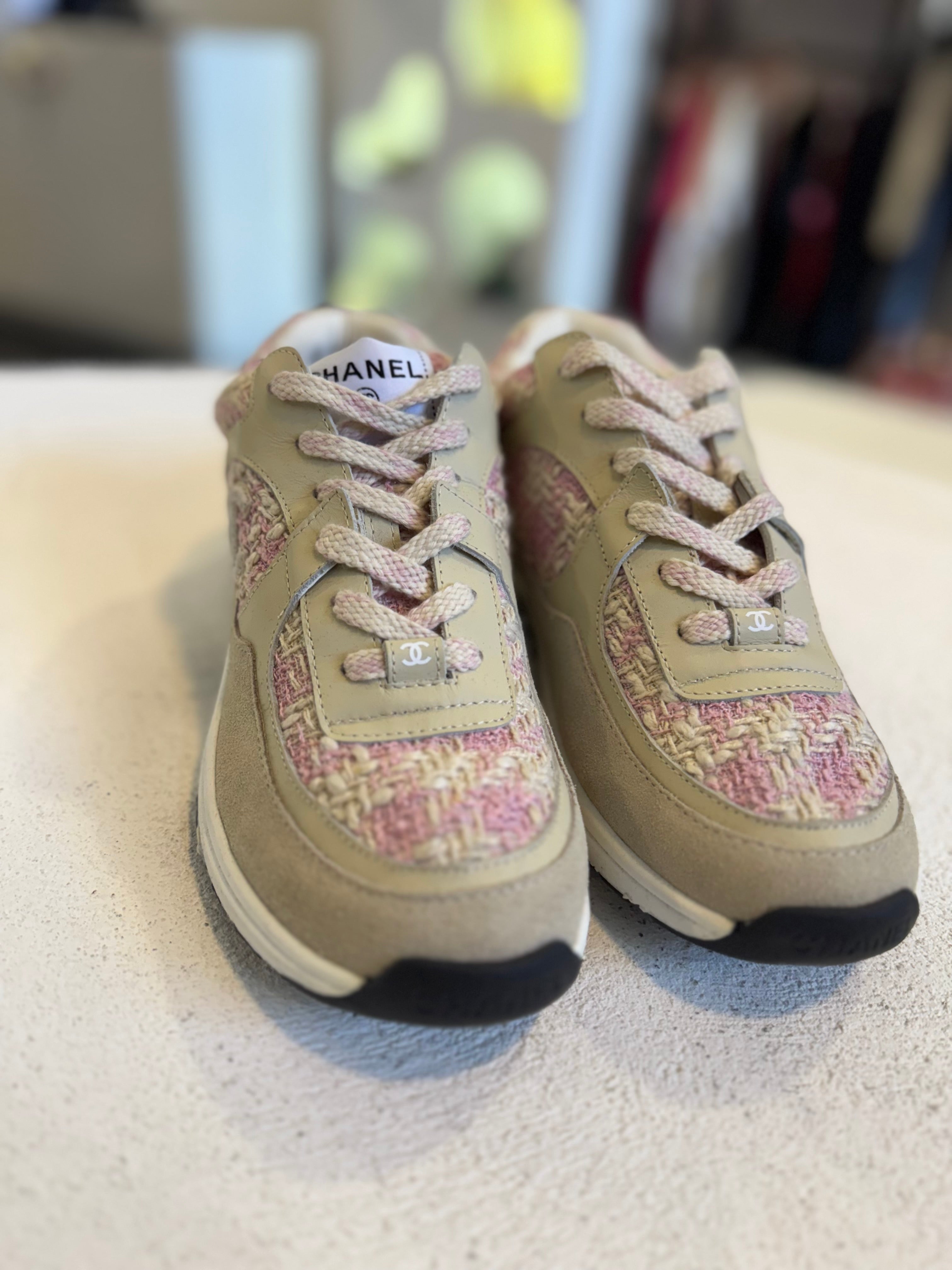 Tenis rosas con camel