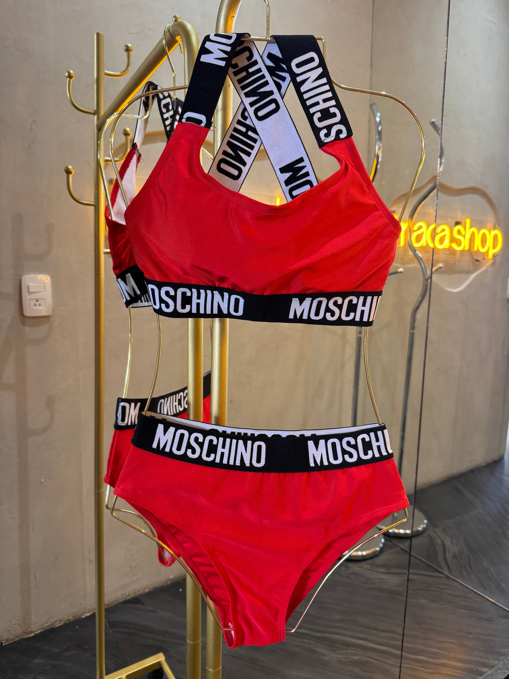 Traje de bajo rojo