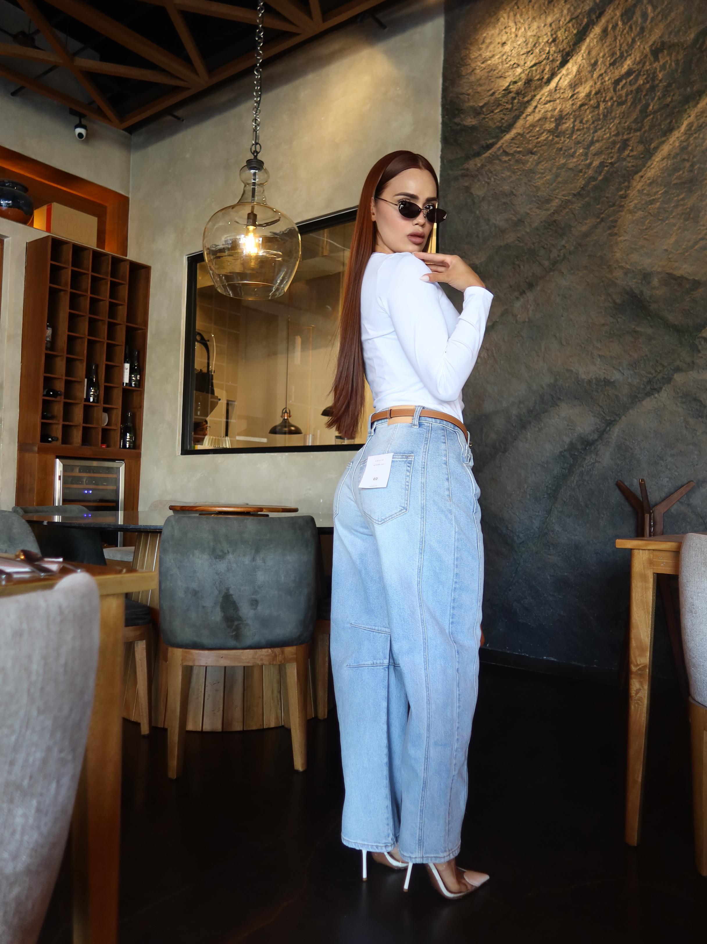 PANTALÓN MOM JEANS
