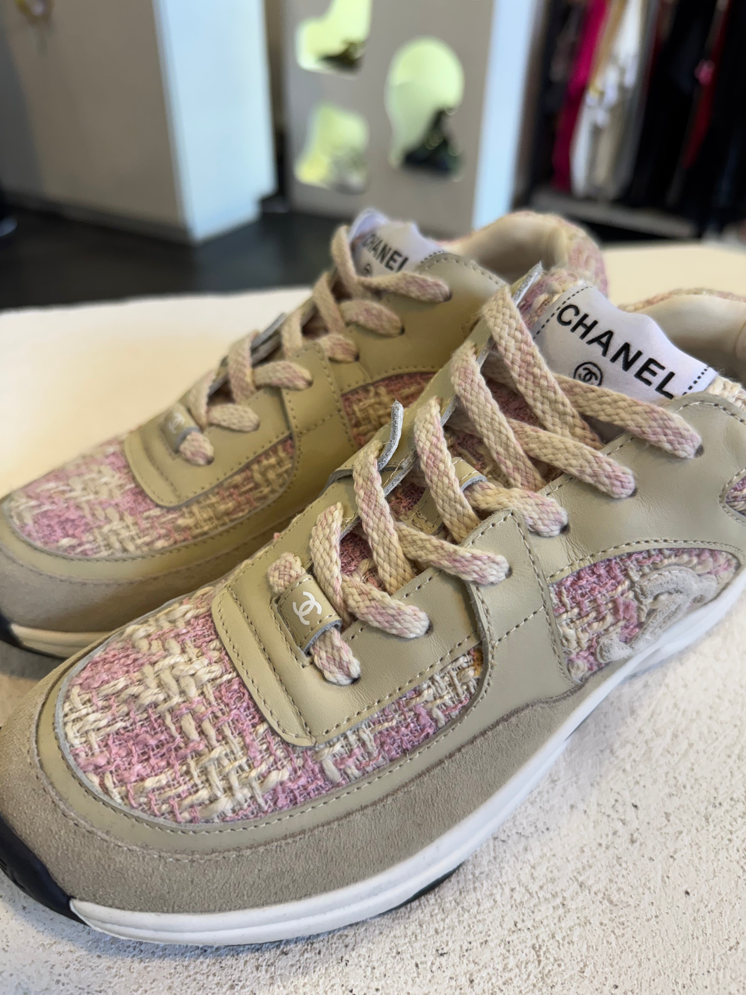 Tenis rosas con camel