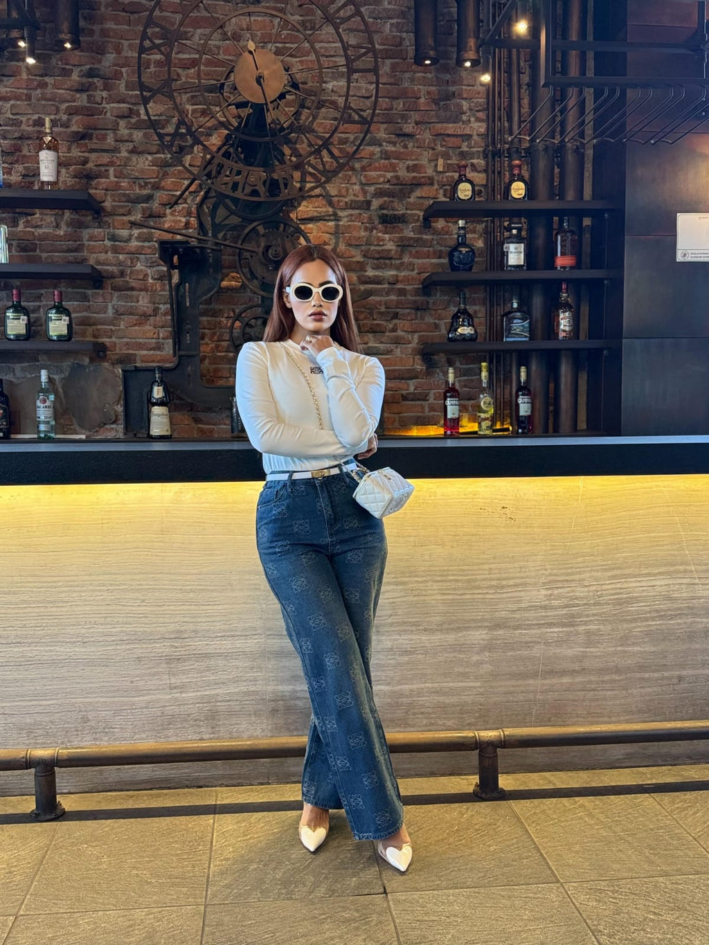 pantalon con logo blanco